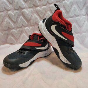 NWOT Nike Team Hustle D 11 Kids Basketball Sneakers